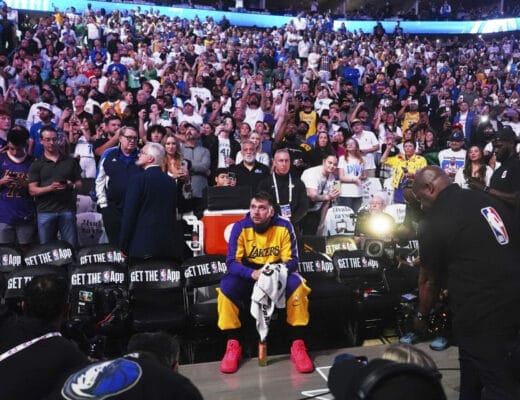 Luka Doncic lors d'un match NBA à la Crypto.com Arena