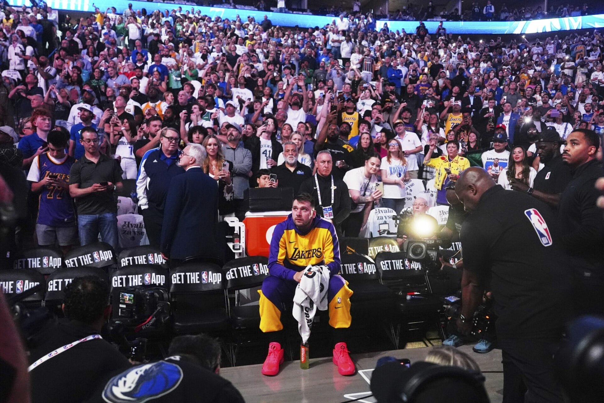 Luka Doncic lors d'un match NBA à la Crypto.com Arena