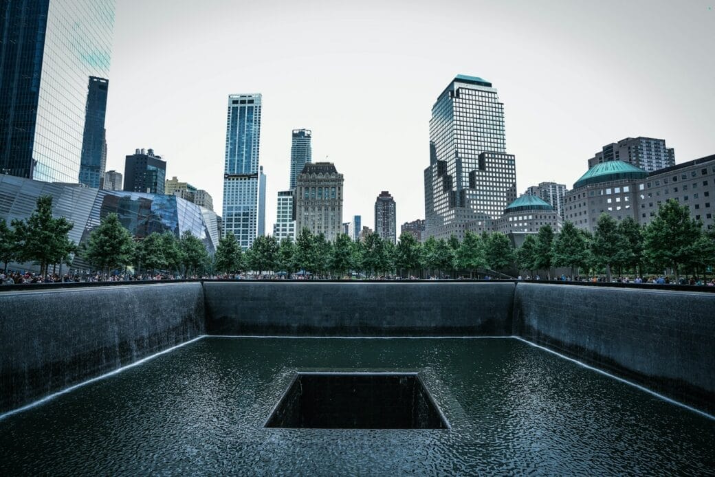 Vue du bassin sud du Mémorial du 11 Septembre à New York avec les gratte-ciels du Financial District en arrière-plan