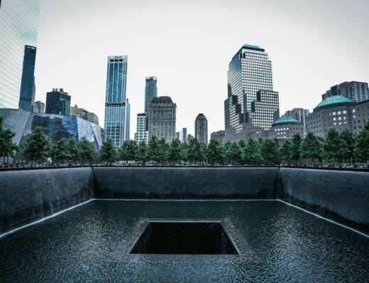 Vue du bassin sud du Mémorial du 11 Septembre à New York avec les gratte-ciels du Financial District en arrière-plan