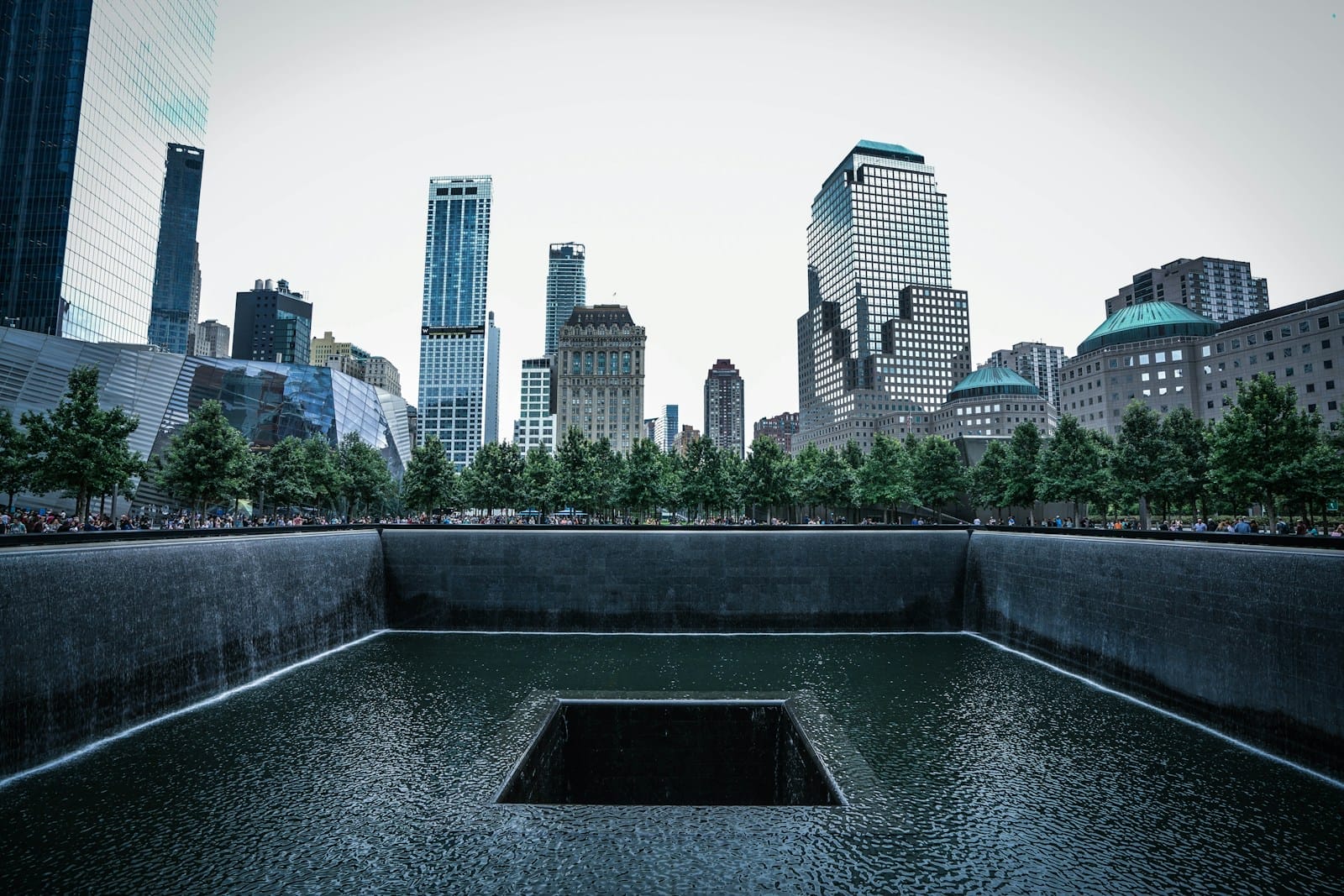 Vue du bassin sud du Mémorial du 11 Septembre à New York avec les gratte-ciels du Financial District en arrière-plan