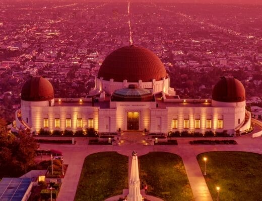 Vue aérienne du Griffith Observatory au coucher de soleil, illuminé face à Los Angeles