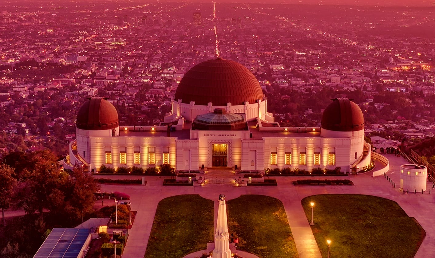 Vue aérienne du Griffith Observatory au coucher de soleil, illuminé face à Los Angeles