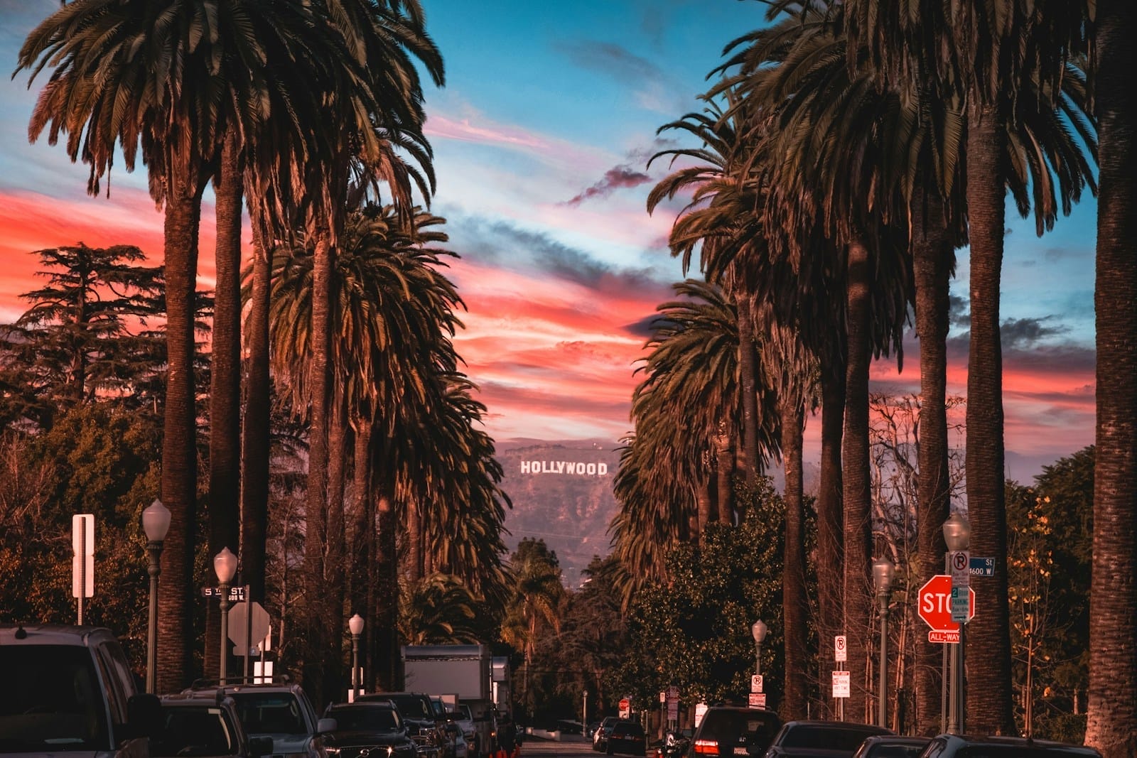 Coucher de soleil sur Hollywood à Los Angeles avec palmiers et enseigne emblématique