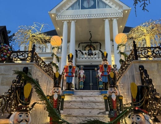 Maison blanche décorée avec soldats en bois et lumières à Dyker Heights