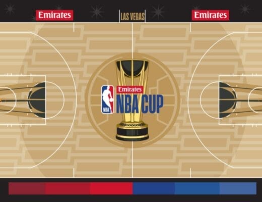 Parquet officiel NBA Cup 2024 à Las Vegas avec logo Emirates au centre du terrain