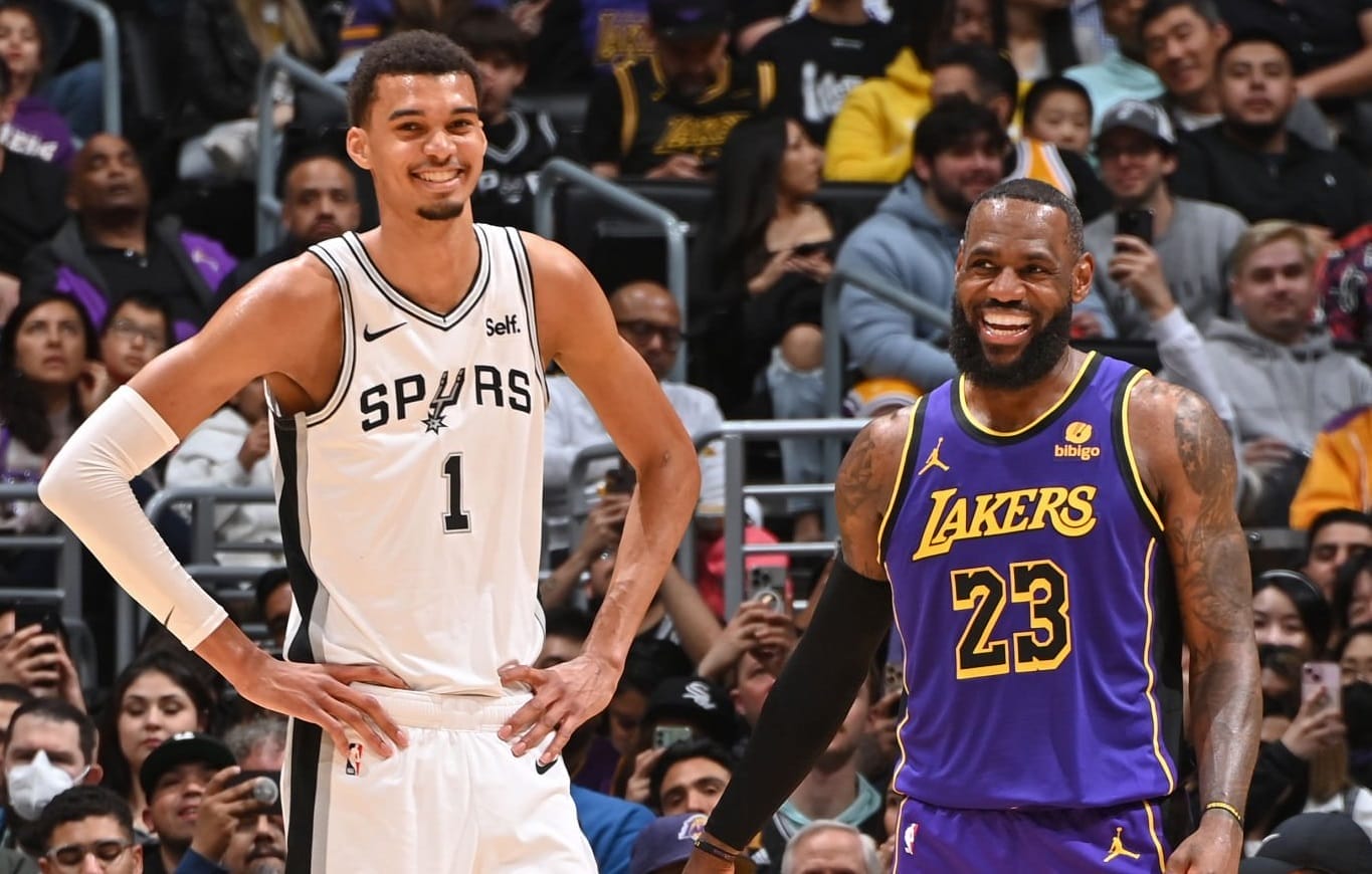 Victor Wembanyama et LeBron James côte à côte pendant un match NBA