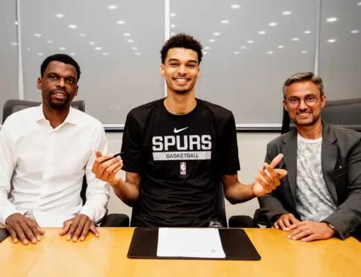 Victor Wembanyama lors de la signature de son contrat NBA avec les Spurs