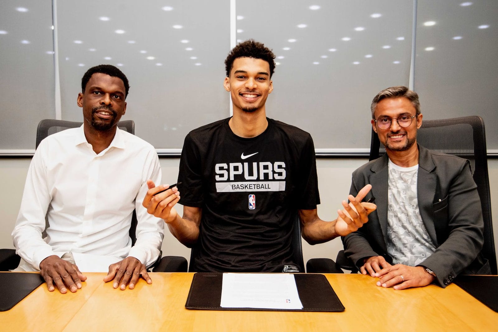 Victor Wembanyama lors de la signature de son contrat NBA avec les Spurs