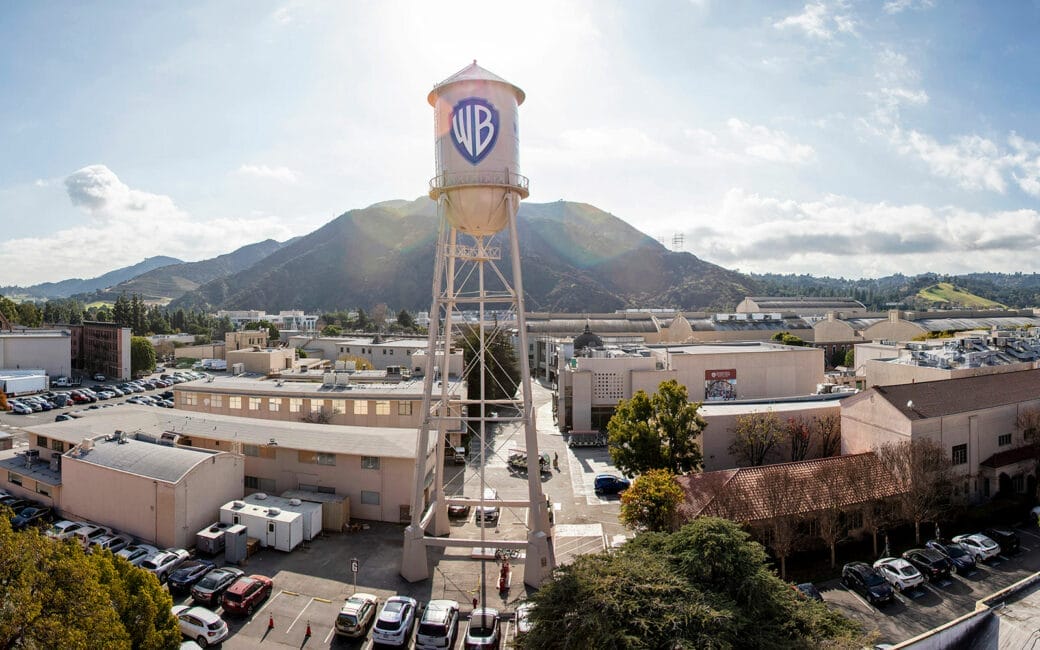Vue panoramique du château d’eau emblématique des studios Warner Bros à Burbank avec les collines d’Hollywood en arrière-plan