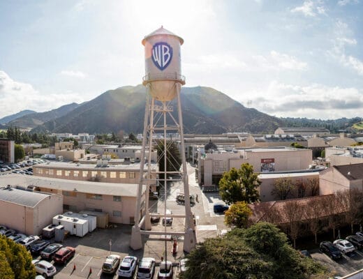 Vue panoramique du château d’eau emblématique des studios Warner Bros à Burbank avec les collines d’Hollywood en arrière-plan