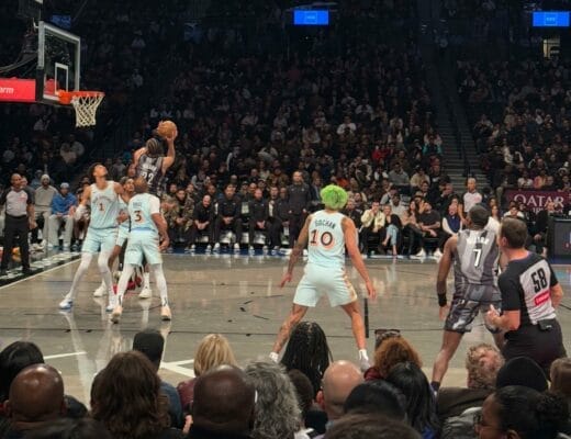 Un joueur des Brooklyn Nets tente un tir contesté par Victor Wembanyama des Spurs lors d’un match NBA au Barclays Center