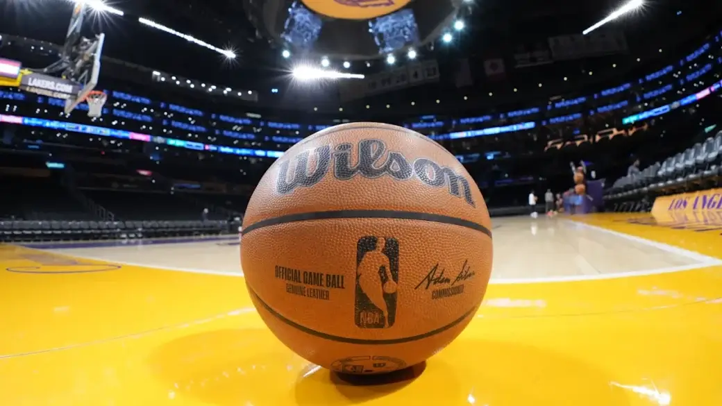 Ballon Wilson officiel posé sur le parquet avant un match de la saison NBA 2025-26