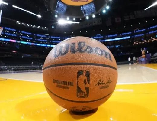 Ballon Wilson officiel posé sur le parquet avant un match de la saison NBA 2025-26