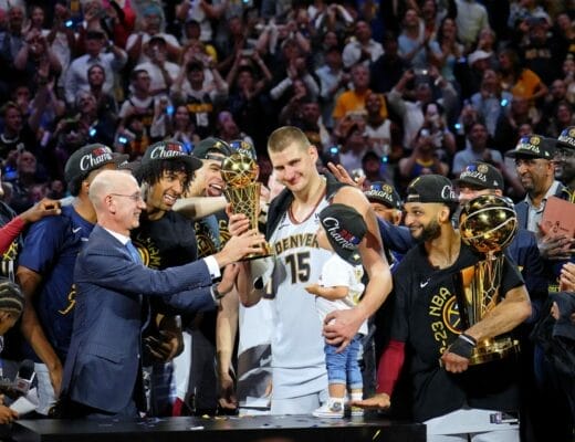 Nikola Jokić brandit le trophée de MVP des Finales NBA 2023 entouré de ses coéquipiers des Denver Nuggets