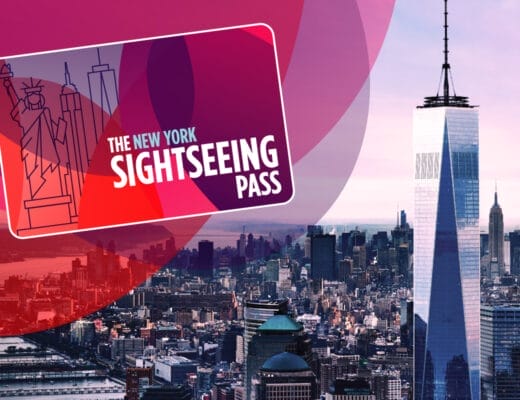 Visuel du New York Sightseeing Pass devant la skyline de Manhattan, illustrant la suspension du service