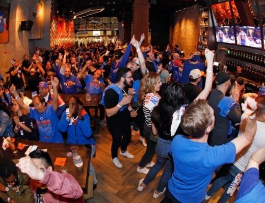 Fans des New York Knicks en liesse dans un sports bar pendant un match de playoffs