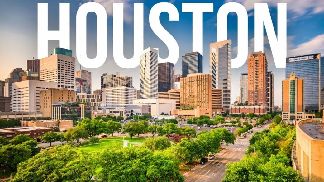 Skyline de Houston un jour ensoleillé vue depuis Buffalo Bayou Park, gratte-ciel modernes et espace vert au premier plan