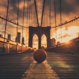 Ballon de basket sur le pont de Brooklyn au coucher du soleil à New York