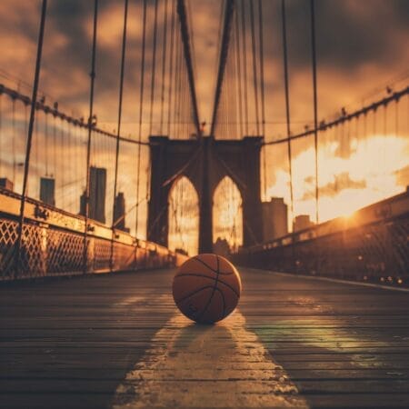 Ballon de basket sur le pont de Brooklyn au coucher du soleil à New York