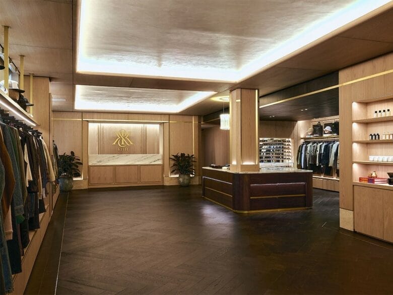Interior de la tienda Kith en Nueva York con ropa streetwear premium, sneakers y diseño elegante de madera.