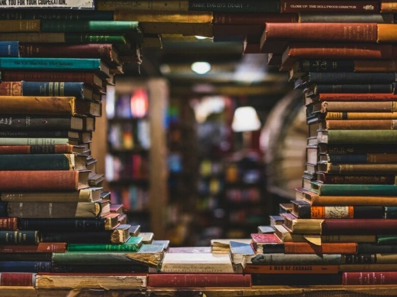Marco formado por libros antiguos en The Last Bookstore de Los Ángeles, con el interior de la librería desenfocado al fondo.
