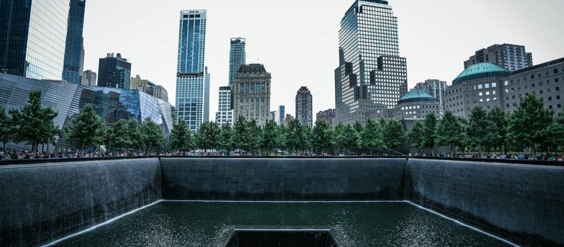 Vue du bassin sud du Mémorial du 11 Septembre à New York avec les gratte-ciels du Financial District en arrière-plan