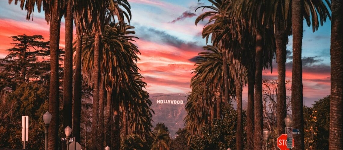 Coucher de soleil sur Hollywood à Los Angeles avec palmiers et enseigne emblématique