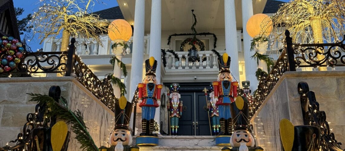 Maison blanche décorée avec soldats en bois et lumières à Dyker Heights