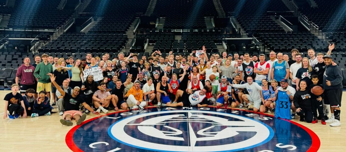 Groupe Trip Double sur le parquet des Clippers après un match NBA
