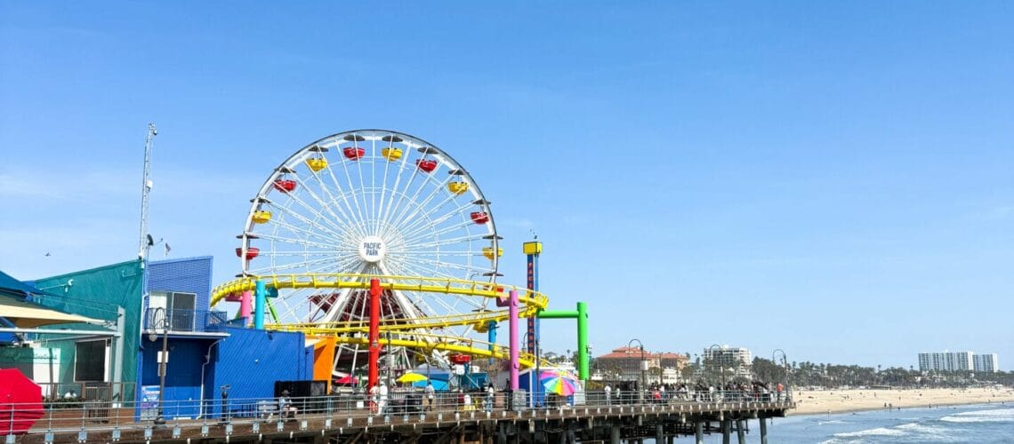 Grande roue colorée du Santa Monica Pier au-dessus de l’océan Pacifique