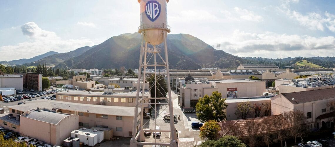 Vue panoramique du château d’eau emblématique des studios Warner Bros à Burbank avec les collines d’Hollywood en arrière-plan